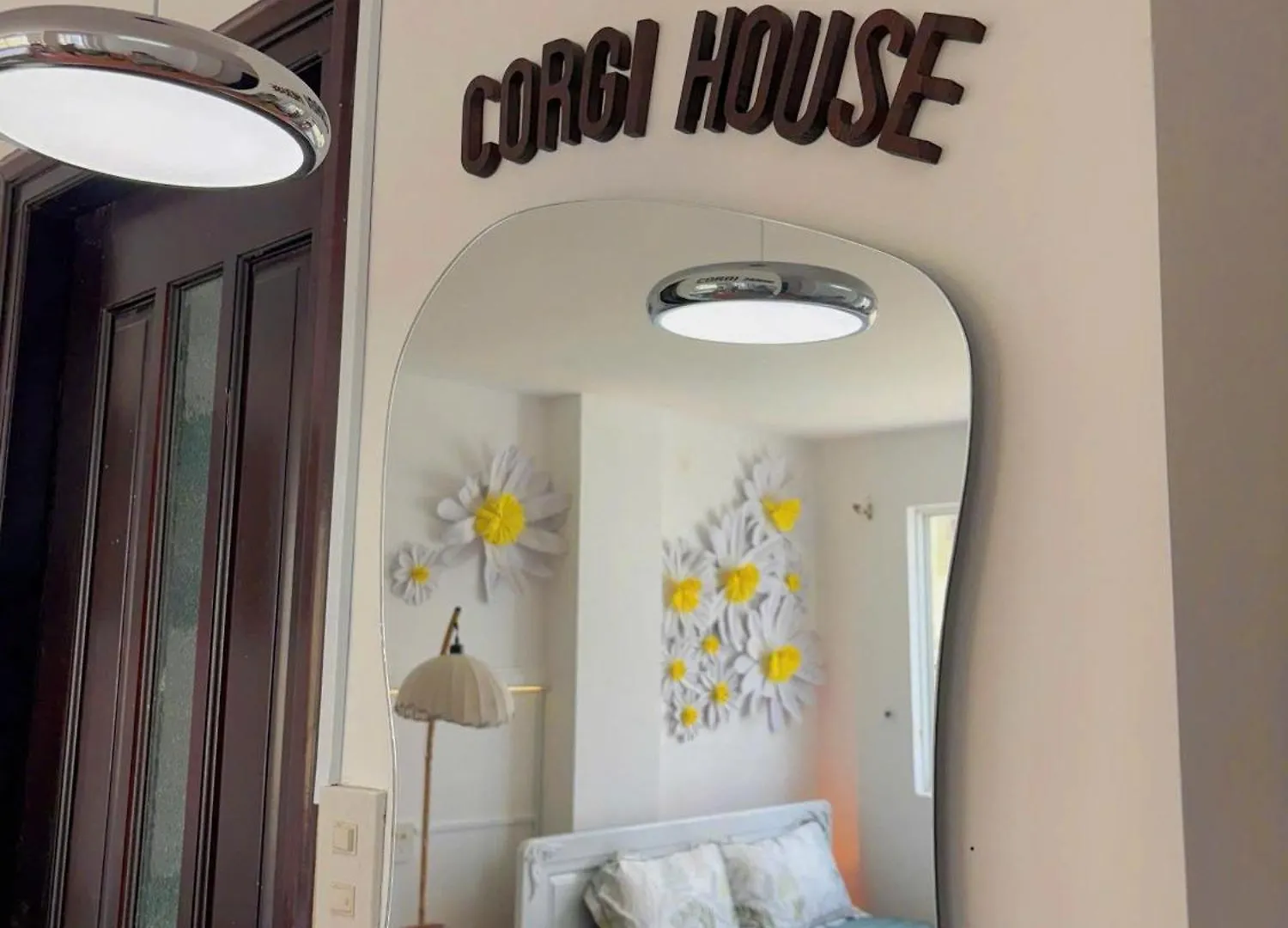 Corgi House Nha Trang - Steps From Beach 호텔